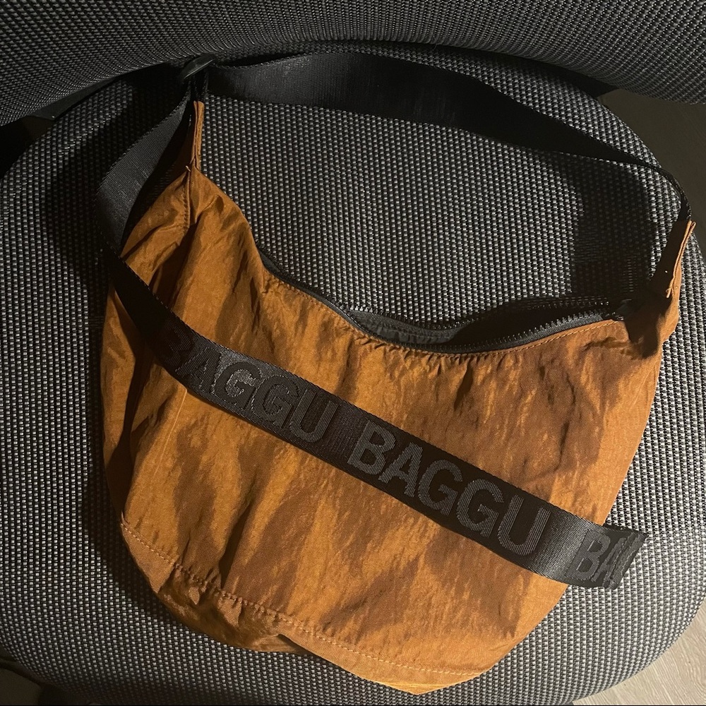 baggu brown medium crescent bag